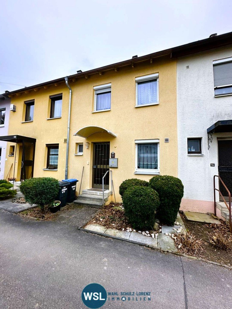 Vorderansicht N�rtingen Reihenmittelhaus RESERVIERT! Klassisches Reihen(-mittel)haus mit Aus- und Umbaureserven, nettem Garten und Garage in N�rtingen