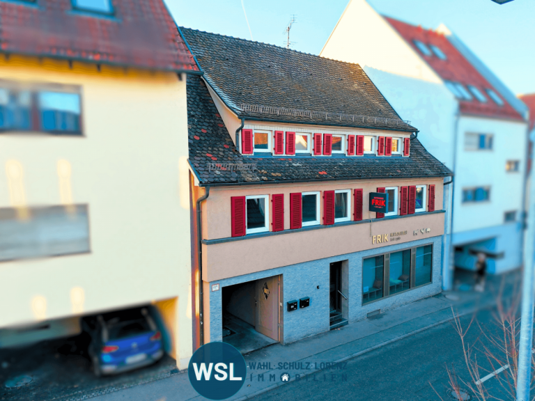 Titelbild Kirchheim unter Teck Mehrfamilienhaus WGH mit stabiler Gewerbemiete, 2 freie Wohnungen, Dreifachgarage - im Zentrum von Kirchheim u. Teck