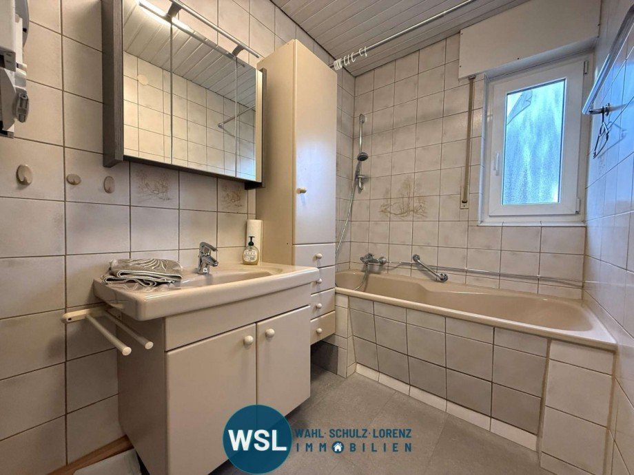 Bad mit Wanne und Fenster Etagenwohnung Wendlingen am Neckar