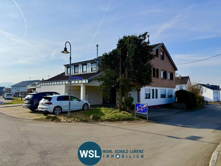 Vorderansicht Bempflingen Mehrfamilienhaus Stattliches 3-Familienhaus mit 2 Garagen und sch�nem Garten in ruhiger Ortsrandlage von Bempflingen.