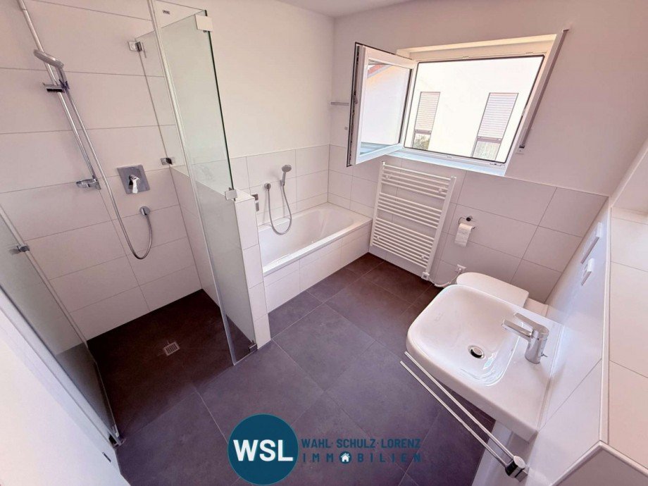 Bad mit Wanne und Dusche Dachgeschosswohnung Bissingen an der Teck