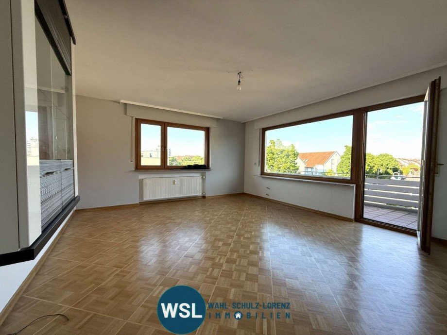 WHG 2. OG: Wohnzimmer mit Balkon Mehrfamilienhaus Wendlingen am Neckar