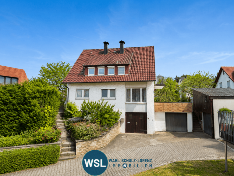 Titelbild Lenningen Einfamilienhaus Viel Platz f�r Generationen - Wohnhaus mit zwei Wohneinheiten, gro�em Garten, 3 Garagen und Schuppen