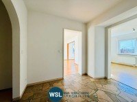 Bild (55ef95eef33dfc3415d04bbdb79acfcb): Esslingen-Hegensberg. Stattliches Haus mit 3 separaten Wohneinheiten und 2 Garagen in Aussichtslage.
