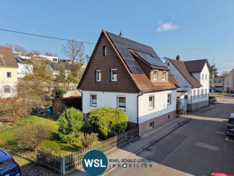 Hausansicht West Wendlingen am Neckar Einfamilienhaus Einfamilienhaus mit 50er-Charme & gro�em Garten. Moderne Heizung, PV-Anlage & Entwicklungspotenzial.