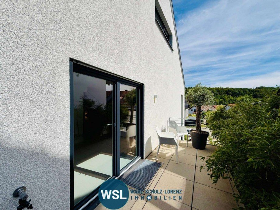 seitliche Terrasse Doppelhaush�lfte Frickenhausen