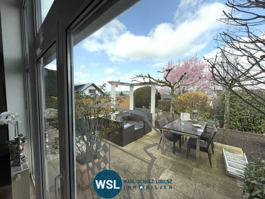 Blick vom Wohnzimmer in den Garten Doppelhaush�lfte Oberboihingen