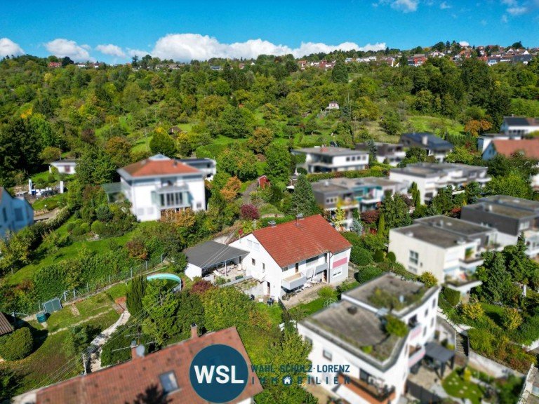Luftbild - Lage Esslingen am Neckar Mehrfamilienhaus Esslingen-Hegensberg. Stattliches Haus mit 3 separaten Wohneinheiten und 2 Garagen in Aussichtslage.