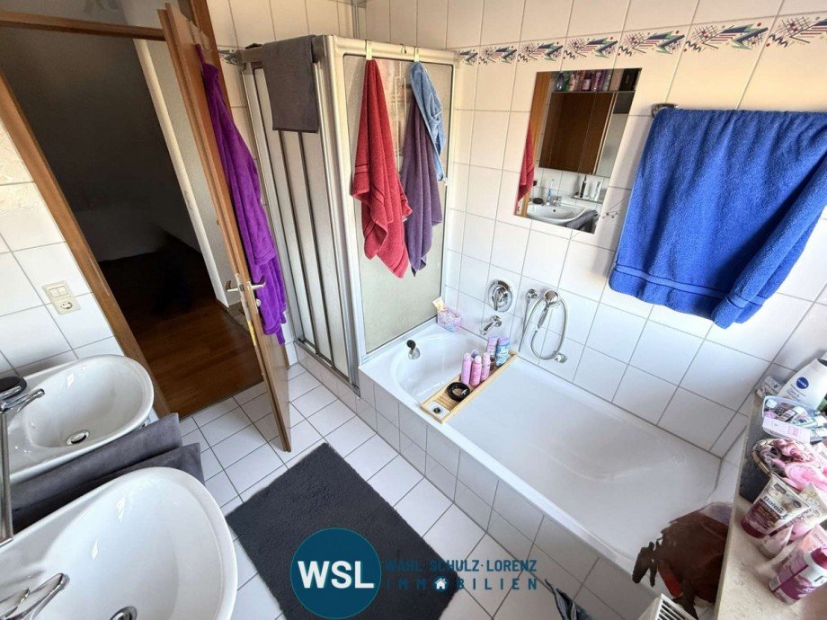Bad mit Wanne und Dusche Dachgeschosswohnung Kusterdingen