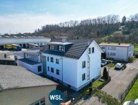 Bild (b47103a63a593a54da2263a246560c83): Hochwertig modernisiert, sehr gepflegt! 3-Familien-Wohnhaus mit Doppelgarage und Gewerbe-Halle.