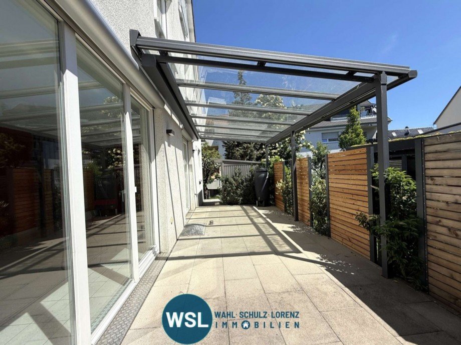 Terrasse mit Pergola und Markise am Wohnzimmer Reihenendhaus Wendlingen am Neckar