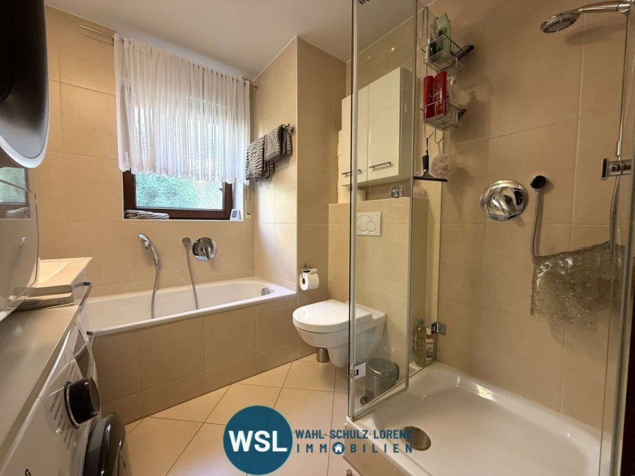 Bad mit Wanne, Dusche, WC und Fenster Erdgeschosswohnung Wendlingen am Neckar