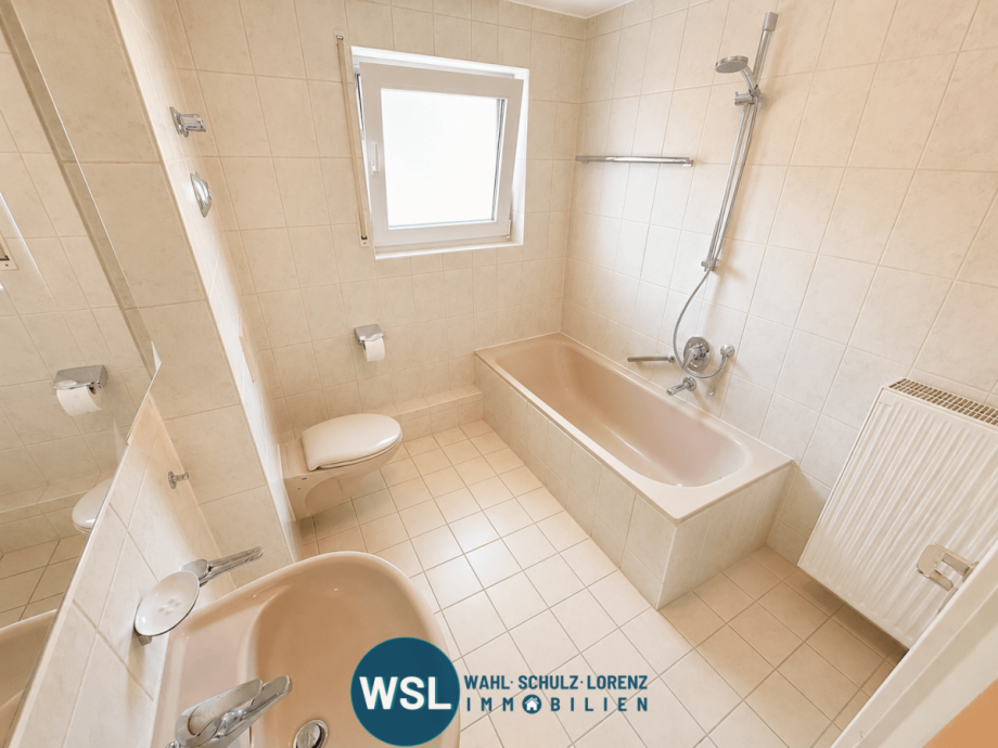 Bad mit Wanne und Fenster Etagenwohnung Kirchheim unter Teck