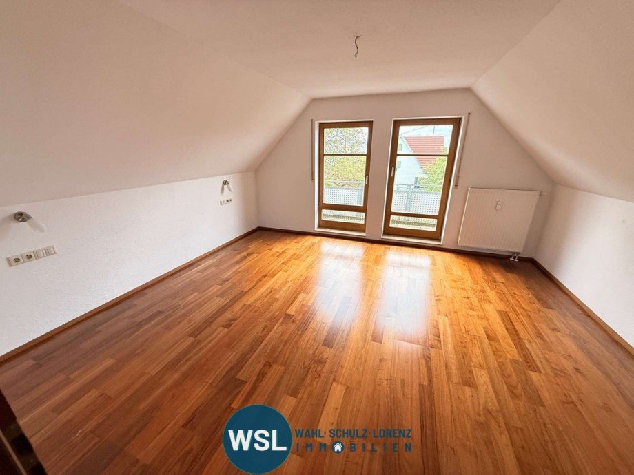 Schlafzimmer mit Balkon im DG Dachgeschosswohnung Kusterdingen