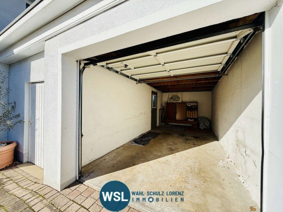 1. Garage, rechts am Haus Zweifamilienhaus N�rtingen